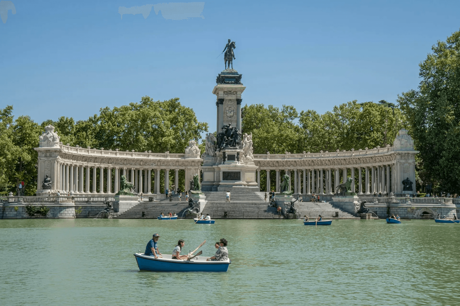 Parque de El Retiro, Plaza de la Independencia, Madrid, España, familia en un bote en pleno verano